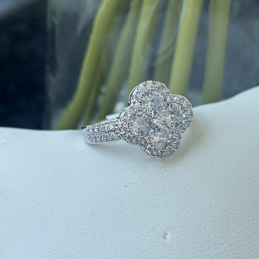 Elegant Silver Cluster Ring - Picture 2 of 3